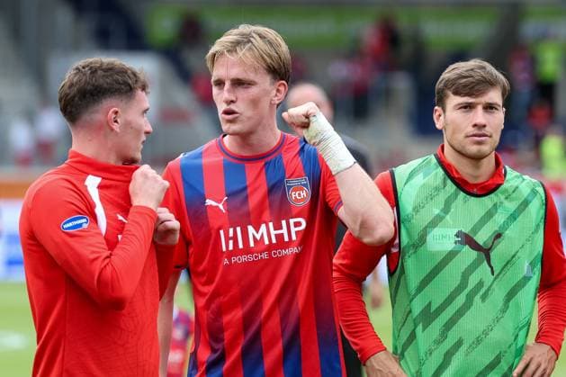 Schlussjubel mit den Fans bei Paul Hennrich 8 (1FC Heidenheim 1846) , Mikkel Kaufmann 29 (1FC Heidenheim 1846) und Luca Kerber 20 (1FC Heidenheim 1846), 1.FC Heidenheim 1846 vs. Holstein Kiel, Fussball, DFL, 2. Bundesliga, Saison 2026 2027, Hinrunde, 5. Spieltag, 13.09.2026 Heidenheim Baden-Wuerttemberg Deutschland
