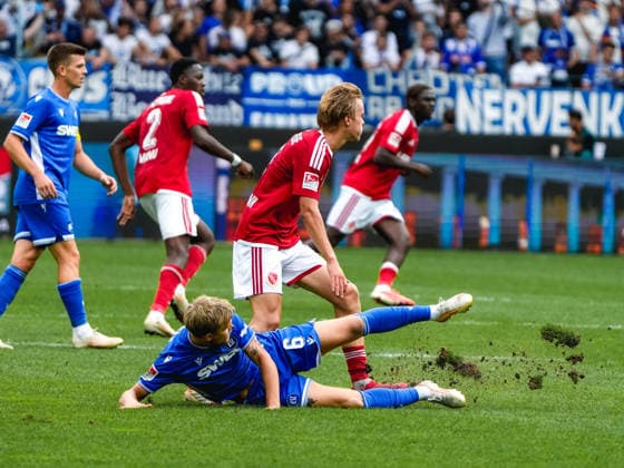 13.09.2026, xwppx, Fussball 2.Bundesliga, Karlsruher SC - Energie Cottbus v.l. Zweikampf Santeri Väänänen (Karlsruher SC) und Lukas Michelbrink (Energie Cottbus) (DFL DFB REGULATIONS PROHIBIT ANY USE OF PHOTOGRAPHS as IMAGE SEQUENCES and or QUASI-VIDEO) Karlsruhe