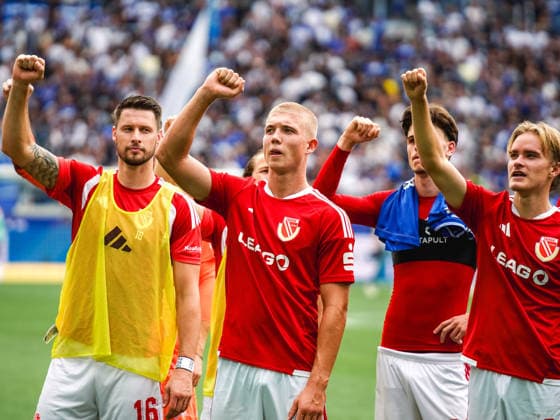 13.09.2026, xwppx, Fussball 2.Bundesliga, Karlsruher SC - Energie Cottbus v.l. Ryan Malone (Energie Cottbus), Dmytro Bohdanov (Energie Cottbus), Lukas Michelbrink (Energie Cottbus) feiern nach dem 0:3 Sieg (DFL DFB REGULATIONS PROHIBIT ANY USE OF PHOTOGRAPHS as IMAGE SEQUENCES and or QUASI-VIDEO) Karlsruhe