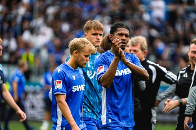 13.09.2026, xwppx, Fussball 2.Bundesliga, Karlsruher SC - Energie Cottbus v.l. Sandro Tremoulet (Karlsruher SC), Santeri Väänänen (Karlsruher SC) und Paul Scholl (Karlsruher SC) enttäuscht nach der Niederlage (DFL DFB REGULATIONS PROHIBIT ANY USE OF PHOTOGRAPHS as IMAGE SEQUENCES and or QUASI-VIDEO) Karlsruhe