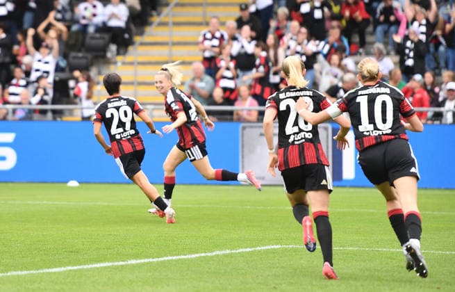 13.09.2026, xhbx, Fussball Google Pixel Frauen-Bundesliga, Eintracht Frankfurt - TSG Hoffenheim v.l. Torjubel, Goal celebration, celebrate the goal 1:0 durch Nina Lührßen (Eintracht Frankfurt Damen) Frankfurt am Main
