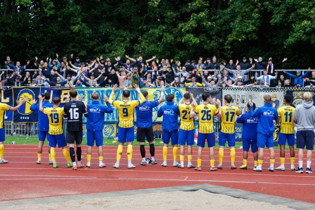 Die Leipziger Spieler bedanken sich nach dem Spiel bei ihren Fans; GER, Greifswalder FC vs. 1. FC Lok Leipzig, Fußball, Männer, Regionalliga Nordost, 8.Spieltag, Spielzeit 2026 2027, 13.09.2026 Greifswald Volksstadion Mecklenburg - Vorpommern Deutschland