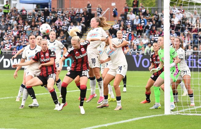 13.09.2026, xhbx, Fussball Google Pixel Frauen-Bundesliga, Eintracht Frankfurt - TSG Hoffenheim v.l.Rebecka Blomqvist (Eintracht Frankfurt Damen), Valesca Ampoorter (TSG 1899 Hoffenheim) Frankfurt am Main