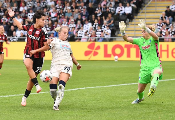 13.09.2026, xhbx, Fussball Google Pixel Frauen-Bundesliga, Eintracht Frankfurt - TSG Hoffenheim v.l. Dilara Acikgöz (Eintracht Frankfurt Damen), Laura Gloning (TSG 1899 Hoffenheim), Laura Dick(TSG 1899 Hoffenheim) Frankfurt am Main