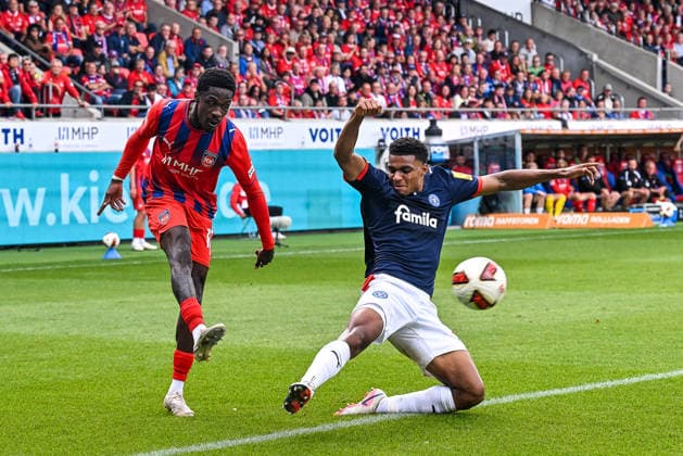 13.09.2026, GER, Fußball, Herren, 2. Bundesliga, 1. FC Heidenheim vs Holstein Kiel Ikem Ugoh (Kiel, 27) wirft sich vergeblich in eine Flanke von Christian Conteh (Heidenheim, 10) Heidenheim Voith-Arena Baden-Württemberg Deutschland Copyright: xNordphotox xHafnerx