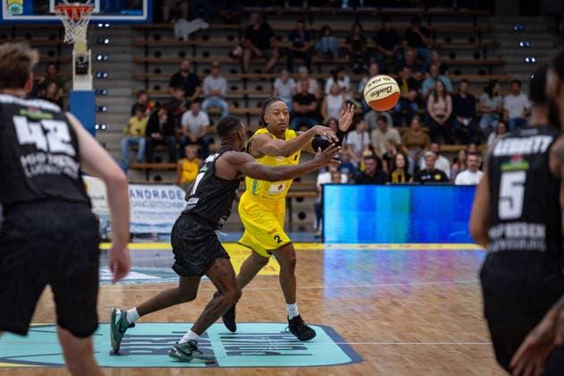 Yorman Polas Bartolo (MHP RIESEN Ludwigsburg, 13) CJ Hines (Kreisbau Kirchheim Knights, 02) GER, Kreisbau Kirchheim Knights vs. MHP RIESEN Ludwigsburg, easyCredit BBL, Netto BBL Pokal, Runde 1, Saison 2026 2027, 13.09.2026 GER, Kreisbau Kirchheim Knights vs. MHP RIESEN Ludwigsburg, easyCredit BBL, Netto BBL Pokal, Runde 1, Saison 2026 2027, 13.09.2026 Goeppingen Copyright: xEibner-Pressefoto NinaxSanderx EP_NSR