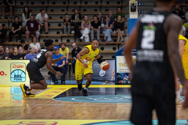 Maxwell Dongmo Temoka (MHP RIESEN Ludwigsburg, 24) CJ Hines (Kreisbau Kirchheim Knights, 02) GER, Kreisbau Kirchheim Knights vs. MHP RIESEN Ludwigsburg, easyCredit BBL, Netto BBL Pokal, Runde 1, Saison 2026 2027, 13.09.2026 GER, Kreisbau Kirchheim Knights vs. MHP RIESEN Ludwigsburg, easyCredit BBL, Netto BBL Pokal, Runde 1, Saison 2026 2027, 13.09.2026 Goeppingen Copyright: xEibner-Pressefoto NinaxSanderx EP_NSR