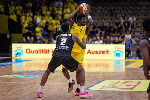 David Joplin (MHP RIESEN Ludwigsburg, 02) Philip Alston (Kreisbau Kirchheim Knights, 01) GER, Kreisbau Kirchheim Knights vs. MHP RIESEN Ludwigsburg, easyCredit BBL, Netto BBL Pokal, Runde 1, Saison 2026 2027, 13.09.2026 GER, Kreisbau Kirchheim Knights vs. MHP RIESEN Ludwigsburg, easyCredit BBL, Netto BBL Pokal, Runde 1, Saison 2026 2027, 13.09.2026 Goeppingen Copyright: xEibner-Pressefoto NinaxSanderx EP_NSR