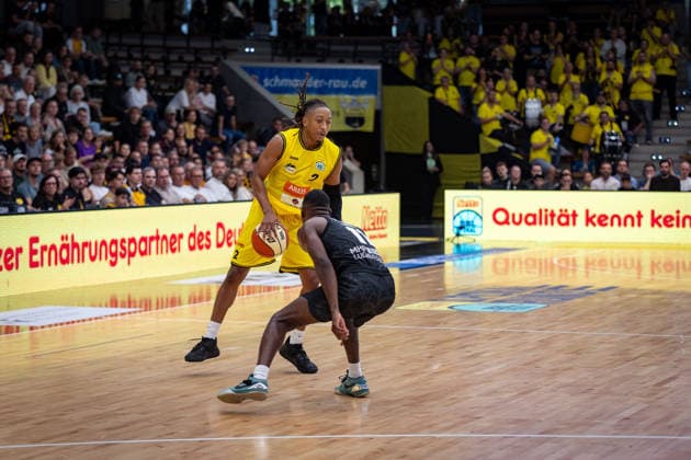CJ Hines (Kreisbau Kirchheim Knights, 02) Darius Perry (MHP RIESEN Ludwigsburg, 11) GER, Kreisbau Kirchheim Knights vs. MHP RIESEN Ludwigsburg, easyCredit BBL, Netto BBL Pokal, Runde 1, Saison 2026 2027, 13.09.2026 GER, Kreisbau Kirchheim Knights vs. MHP RIESEN Ludwigsburg, easyCredit BBL, Netto BBL Pokal, Runde 1, Saison 2026 2027, 13.09.2026 Goeppingen Copyright: xEibner-Pressefoto NinaxSanderx EP_NSR