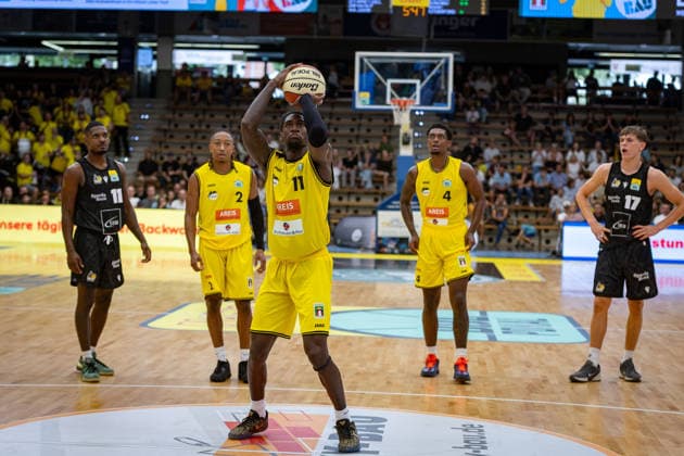 Darius Perry (MHP RIESEN Ludwigsburg, 11) CJ Hines (Kreisbau Kirchheim Knights, 02)Tyrel Morgan (Kreisbau Kirchheim Knights, 11) Desmond Watson (Kreisbau Kirchheim Knights, 04) Julis Baumer (MHP RIESEN Ludwigsburg, 17) GER, Kreisbau Kirchheim Knights vs. MHP RIESEN Ludwigsburg, easyCredit BBL, Netto BBL Pokal, Runde 1, Saison 2026 2027, 13.09.2026 GER, Kreisbau Kirchheim Knights vs. MHP RIESEN Ludwigsburg, easyCredit BBL, Netto BBL Pokal, Runde 1, Saison 2026 2027, 13.09.2026 Goeppingen Copyright: xEibner-Pressefoto NinaxSanderx EP_NSR