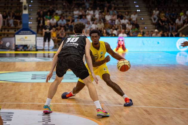 Lars Danziger (MHP RIESEN Ludwigsburg, 10) Desmond Watson (Kreisbau Kirchheim Knights, 04) GER, Kreisbau Kirchheim Knights vs. MHP RIESEN Ludwigsburg, easyCredit BBL, Netto BBL Pokal, Runde 1, Saison 2026 2027, 13.09.2026 GER, Kreisbau Kirchheim Knights vs. MHP RIESEN Ludwigsburg, easyCredit BBL, Netto BBL Pokal, Runde 1, Saison 2026 2027, 13.09.2026 Goeppingen Copyright: xEibner-Pressefoto NinaxSanderx EP_NSR