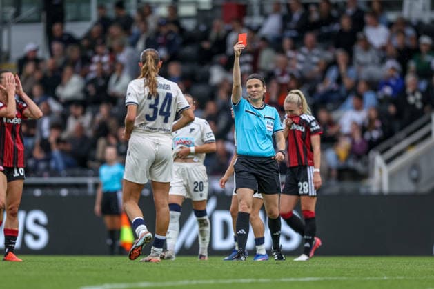 GER, Frankfurt, Eintracht Frankfurt vs TSG Hoffenheim, Google Pixel Frauen Bundesliga, Fussball, DFB, Spielzeit 2026 2027, Stadion am Brentanobad, 4. Spieltag im Bild v.l.: Svenja Vöhringer (TSG Hoffenheim Frauen 34) bekommt die rote Karte und den Platzverweis von Schiedsrichterin Angelika Söder DFB DFL REGULATIONS PROHIBIT ANY USE OF PHOTOGRAPHS AS IMAGE SEQUENCES AND OR QUASI-VIDEO, 13.09.2026 Copyright: HMBxMedia HendrikxHamelau