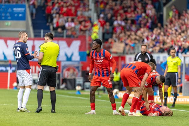Mikkel Kaufmann (1.FC Heidenheim, 29) am Boden nach Ellbogenschlag ins Gesicht und gelb roter Karte Marnon Busch (1.FC Heidenheim, 02) Patrick Mainka (1.FC Heidenheim, 06) helfen ihm Christian Conteh (1.FC Heidenheim, 10) wuetender Blick zum Schiedsrichter und David Zec (Holstein Kiel, 26), GER, 1.FC Heidenheim vs. Holstein Kiel, Fussball, 2. Bundesliga, 05. Spieltag, Spielzeit 2026 2027, 13.09.2026, DFL DFB REGULATIONS PROHIBIT ANY USE OF PHOTOGRAPHS AS IMAGE SEQUENCES AND OR QUASI-VIDEO, GER, 1.FC Heidenheim vs. Holstein Kiel, Fussball, 2. Bundesliga, 05. Spieltag, Spielzeit 2026 2027, 13.09.2026 Heidenheim Copyright: xEibner-Pressefoto JanixPlessx EP_JPL