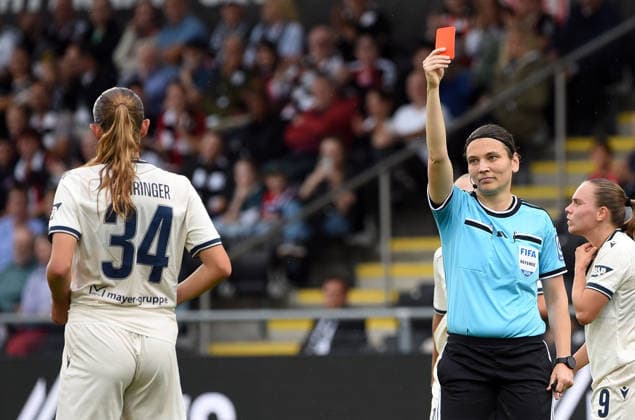 13.09.2026, xhbx, Fussball Google Pixel Frauen-Bundesliga, Eintracht Frankfurt - TSG Hoffenheim v.l. Rote Karte für, red card for, Platzverweis, Game Misconduct Svenja Vöhringer (TSG 1899 Hoffenheim), Angelika Söder (DFB Schiedsrichterin) Frankfurt am Main