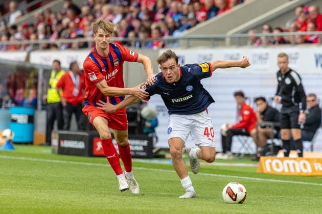 Harter Zweikampf Jan Schoeppner (1.FC Heidenheim, 03) haelt Leon Parduzi (Holstein Kiel, 40) an der Schulter und Arm, GER, 1.FC Heidenheim vs. Holstein Kiel, Fussball, 2. Bundesliga, 05. Spieltag, Spielzeit 2026 2027, 13.09.2026, DFL DFB REGULATIONS PROHIBIT ANY USE OF PHOTOGRAPHS AS IMAGE SEQUENCES AND OR QUASI-VIDEO, GER, 1.FC Heidenheim vs. Holstein Kiel, Fussball, 2. Bundesliga, 05. Spieltag, Spielzeit 2026 2027, 13.09.2026 Heidenheim Copyright: xEibner-Pressefoto JanixPlessx EP_JPL