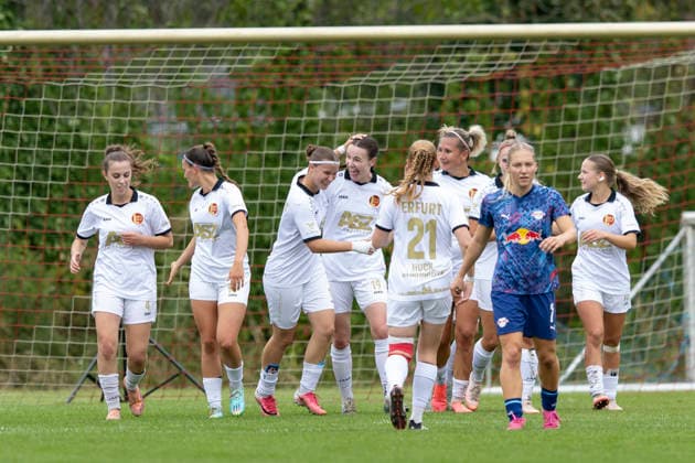 Regionalliga Nordost Frauen: RasenBallsport Leipzig II vs. 1. FFV Erfurt; Leipzig; 13.09.2026 0:1 durch Lea Schrenk ( 19; 1. FFV Erfurt) (Bildmitte) und links daneben Laura Krug ( 11; 1. FFV Erfurt) Regionalliga Nordost Frauen: RasenBallsport Leipzig II vs. 1. FFV Erfurt; Sportanlage Gontardweg GF 1; 13.09.2026 Copyright: xBEAUTIFULxSPORTS Duehringx