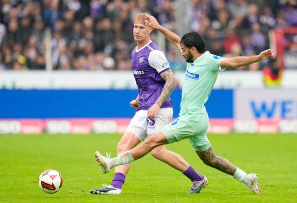 Bjarke Jacobsen (VfL Osnabrueck, 15) im Zweikampf mit Kevin Sessa (Hertha BSC, 8) GER, VfL Osnabrück vs Hertha BSC, 2. Bundesliga, 5. Spieltag, Saison 2026-27, Bremer Brücke, Osnabrück, 13.09.2026 DFL REGULATIONS PROHIBIT ANY USE OF PHOTOGRAPHS AS IMAGE SEQUENCES AND OR QUASI-VIDEO Foto: HMB Media Scott W. Coleman Copyright: HMBxMedia xScottxW.xColeman