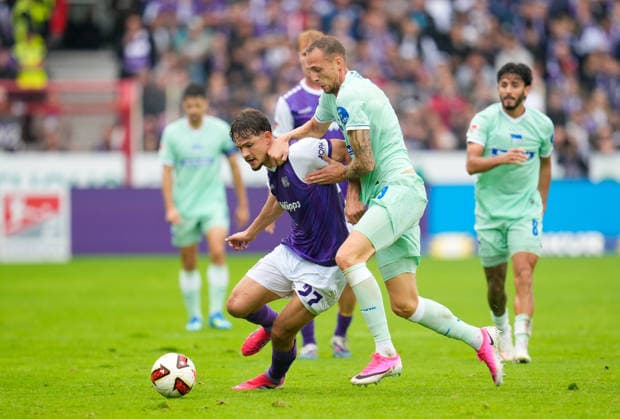 Robin Fabinski (VfL Osnabrueck, 27) im Zweikampf mit Gustaf Nilsson (Hertha BSC, 9) GER, VfL Osnabrück vs Hertha BSC, 2. Bundesliga, 5. Spieltag, Saison 2026-27, Bremer Brücke, Osnabrück, 13.09.2026 DFL REGULATIONS PROHIBIT ANY USE OF PHOTOGRAPHS AS IMAGE SEQUENCES AND OR QUASI-VIDEO Foto: HMB Media Scott W. Coleman Copyright: HMBxMedia xScottxW.xColeman