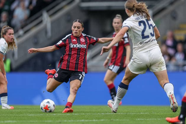 GER, Frankfurt, Eintracht Frankfurt vs TSG Hoffenheim, Google Pixel Frauen Bundesliga, Fussball, DFB, Spielzeit 2026 2027, Stadion am Brentanobad, 4. Spieltag im Bild v.l.: Ereleta Memeti (Eintracht Frankfurt Frauen 7), Jonna van de Velde (TSG Hoffenheim Frauen 25) DFB DFL REGULATIONS PROHIBIT ANY USE OF PHOTOGRAPHS AS IMAGE SEQUENCES AND OR QUASI-VIDEO, 13.09.2026 Copyright: HMBxMedia HendrikxHamelau