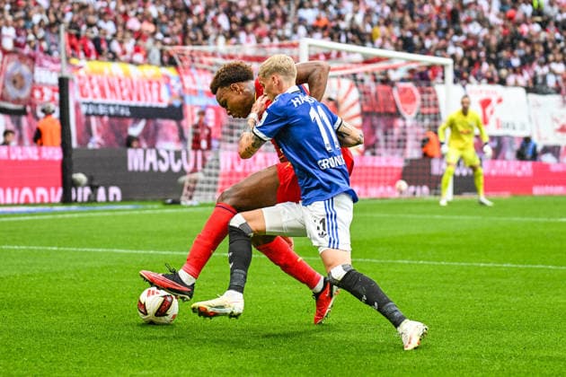 Fußball I Herren I Saison 2026-2027 I Bundesliga I 3. Spieltag I RB Leipzig - Hamburger SV I 13.09.2026 Zweikampf Forzan Assan Quedraogo (8, RB Leipzig) und Albert Gronbaek Erlykke (11, Hamburger SV) Leipzig Red Bull Arena Sachsen Deutschland Copyright: xLobeca InesxHähnelx