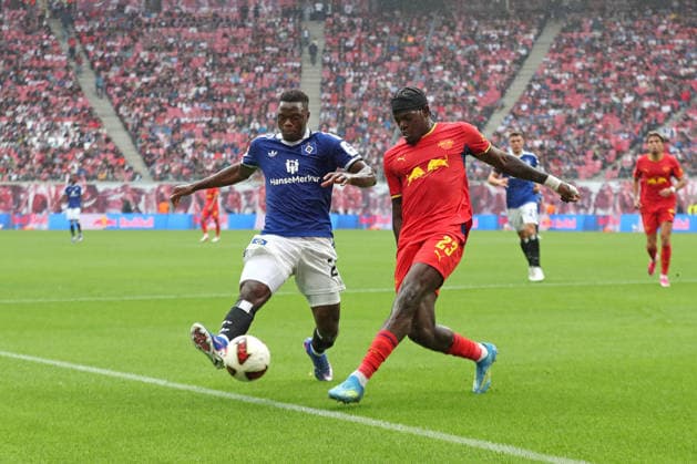 1. Fußball Bundesliga: RB Leipzig - Hamburger SV; 13.09.2026 Patson Daka (27, Hamburger SV) gegen Castello Lukeba (23, RB Leipzig). LEIPZIG, DEUTSCHLAND - SEPTEMBER 13: Bundesliga-Spiel RB Leipzig - Hamburger SV in der Red Bull Arena am 3. Spieltag der 1. Bundesliga am September 13, 2026 in Leipzig, Deutschland. DFL REGULATIONS PROHIBIT ANY USE OF PHOTOGRAPHS AS IMAGE SEQUENCES AND OR QUASI-VIDEO. Copyright: xBEAUTIFULxSPORTS JanxKaeferx
