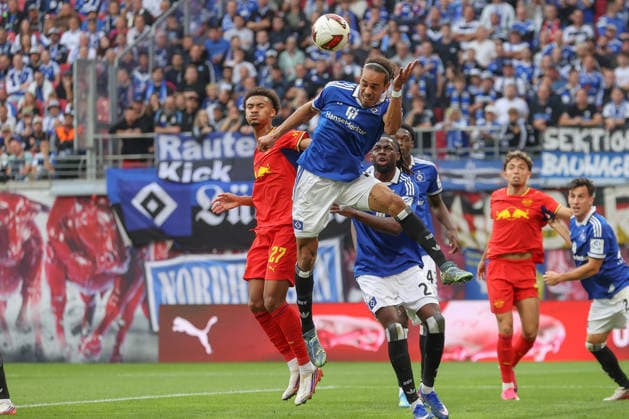 13.09.2026, xtgx, Fussball, 1. Bundesliga, RB Leipzig - Hamburger SV, v.l. Tidiam Gomis (Leipzig, 27), Yussuf Poulsen (Hamburg, 15) Zweikampf, Duell, Kampf, tackle (DFL DFB REGULATIONS PROHIBIT ANY USE OF PHOTOGRAPHS as IMAGE SEQUENCES and or QUASI-VIDEO) Leipzig
