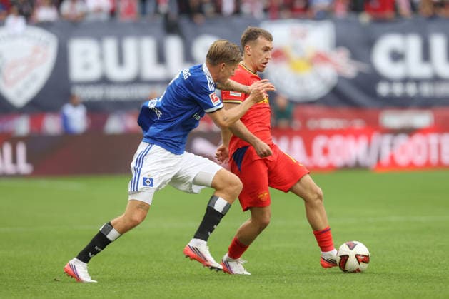 13.09.2026, xtgx, Fussball, 1. Bundesliga, RB Leipzig - Hamburger SV, v.l. David Moller Wolfe (Hamburg, 3), Brajan Gruda (Leipzig, 10) Zweikampf, Duell, Kampf, tackle (DFL DFB REGULATIONS PROHIBIT ANY USE OF PHOTOGRAPHS as IMAGE SEQUENCES and or QUASI-VIDEO) Leipzig