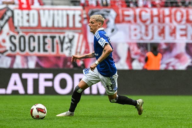 Fußball I Herren I Saison 2026-2027 I Bundesliga I 3. Spieltag I RB Leipzig - Hamburger SV I 13.09.2026 Albert Gronbaek Erlykke (11, Hamburger SV) mit Ball Freisteller, Nahaufnahme, Porträt, Portrait, Einzelfoto, Einzelbild, Körper Leipzig Red Bull Arena Sachsen Deutschland Copyright: xLobeca InesxHähnelx