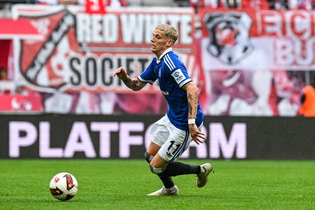 Fußball I Herren I Saison 2026-2027 I Bundesliga I 3. Spieltag I RB Leipzig - Hamburger SV I 13.09.2026 Albert Gronbaek Erlykke (11, Hamburger SV) erläuft den Ball Freisteller, Nahaufnahme, Porträt, Portrait, Einzelfoto, Einzelbild, Körper Leipzig Red Bull Arena Sachsen Deutschland Copyright: xLobeca InesxHähnelx