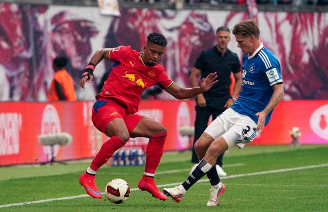 Deutschland: Fussball Bundesliga 2026 2027, 3. Spieltag - RB Leipzig vs Hamburger SV - Red Bull Arena -Stadion (Leipzig): Dribbling Benjamin Henrichs (RB Leipzig, 39) Copyright: xAymanxAlahmedx
