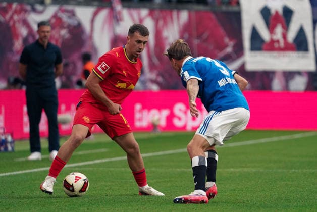 Deutschland: Fussball Bundesliga 2026 2027, 3. Spieltag - RB Leipzig vs Hamburger SV - Red Bull Arena -Stadion (Leipzig): am Ball Brajan Gruda (RB Leipzig, 10) David Moller Wolfe David Moller Wolfe (Hamburger SV, 3) Copyright: xAymanxAlahmedx