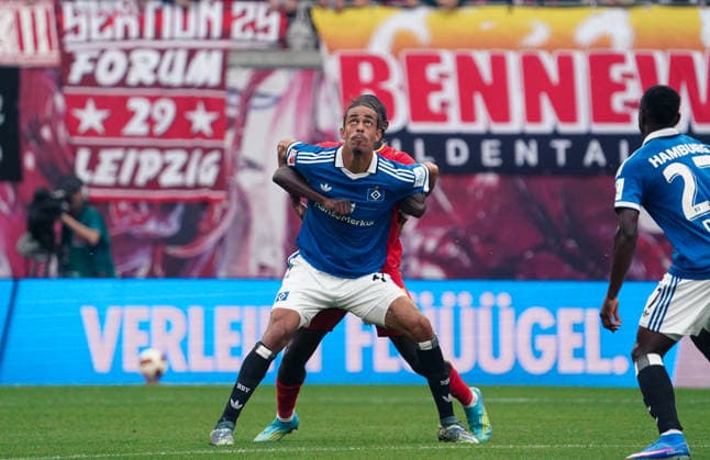Deutschland: Fussball Bundesliga 2026 2027, 3. Spieltag - RB Leipzig vs Hamburger SV - Red Bull Arena -Stadion (Leipzig): im Zweikampf Yussuf Poulsen (Hamburger SV, 15) Copyright: xAymanxAlahmedx