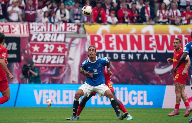 Deutschland: Fussball Bundesliga 2026 2027, 3. Spieltag - RB Leipzig vs Hamburger SV - Red Bull Arena -Stadion (Leipzig): im Zweikampf Yussuf Poulsen (Hamburger SV, 15) Copyright: xAymanxAlahmedx