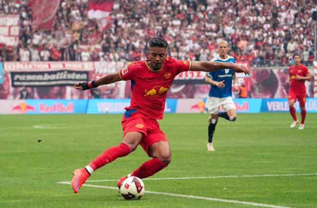Deutschland: Fussball Bundesliga 2026 2027, 3. Spieltag - RB Leipzig vs Hamburger SV - Red Bull Arena -Stadion (Leipzig): am Ball Benjamin Henrichs (RB Leipzig, 39) Copyright: xAymanxAlahmedx