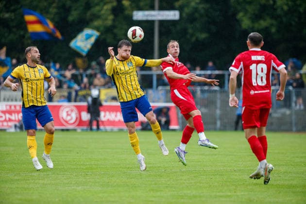 links Dorian Cevis (Lok) gegen Kay Seidemann (Greifswald) ; GER, Greifswalder FC vs. 1. FC Lok Leipzig, Fußball, Männer, Regionalliga Nordost, 8.Spieltag, Spielzeit 2026 2027, 13.09.2026 Greifswald Volksstadion Mecklenburg - Vorpommern Deutschland