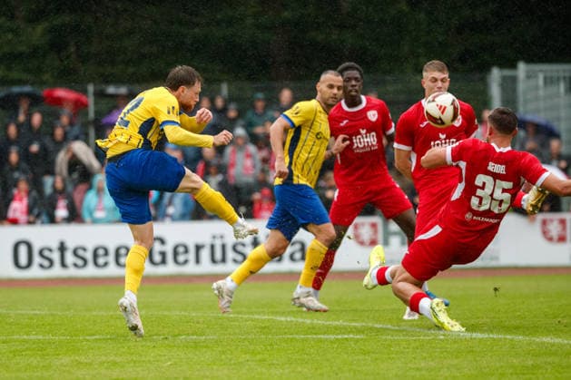links Torschuss von Dorian Cevis (Lok) ; GER, Greifswalder FC vs. 1. FC Lok Leipzig, Fußball, Männer, Regionalliga Nordost, 8.Spieltag, Spielzeit 2026 2027, 13.09.2026 Greifswald Volksstadion Mecklenburg - Vorpommern Deutschland