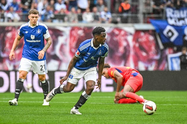 Fußball I Herren I Saison 2026-2027 I Bundesliga I 3. Spieltag I RB Leipzig - Hamburger SV I 13.09.2026 Albert Sambi Lokonga (6, Hamburger SV) mit Ball Freisteller, Nahaufnahme, Porträt, Portrait, Einzelfoto, Einzelbild, Körper Leipzig Red Bull Arena Sachsen Deutschland Copyright: xLobeca InesxHähnelx