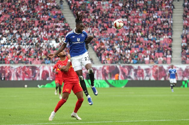 1. Fußball Bundesliga: RB Leipzig - Hamburger SV; 13.09.2026 Jordan Torunarigha (23, Hamburger SV) per Kopf vor Christopher Nkunku (28, RB Leipzig) am Ball. LEIPZIG, DEUTSCHLAND - SEPTEMBER 13: Bundesliga-Spiel RB Leipzig - Hamburger SV in der Red Bull Arena am 3. Spieltag der 1. Bundesliga am September 13, 2026 in Leipzig, Deutschland. DFL REGULATIONS PROHIBIT ANY USE OF PHOTOGRAPHS AS IMAGE SEQUENCES AND OR QUASI-VIDEO. Copyright: xBEAUTIFULxSPORTS JanxKaeferx