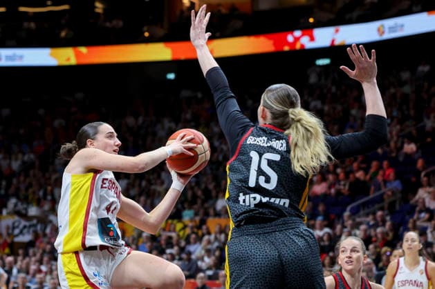 Iyana Martin (Spain) und Luisa Geiselsoder (Germany) battle for the ball during the FIBA Women s Basketball World Cup Germany 2026 3rd-place match between Spain and Germany at Berlin Arena on September 13, 2026 in Berlin, Germany. (Photo by Marco Steinbrenner DeFodi Images) -