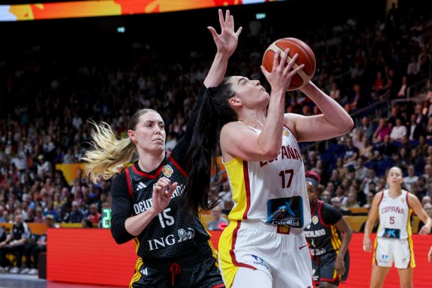Luisa Geiselsoder (Germany) und Megan Gustafson (Spain) battle for the ball during the FIBA Women s Basketball World Cup Germany 2026 3rd-place match between Spain and Germany at Berlin Arena on September 13, 2026 in Berlin, Germany. (Photo by Marco Steinbrenner DeFodi Images) -