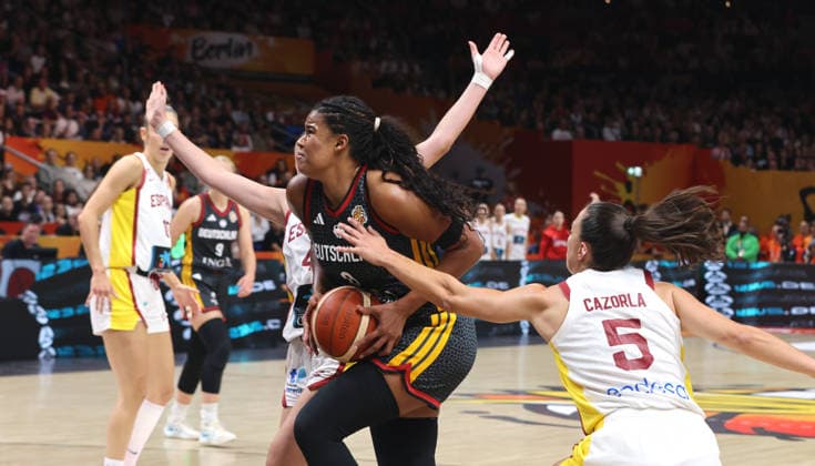 Nyara Sabally am Ball, Maite Cazorla Zweikampf Spielszene Aktion Basketball FIBA World Cup Weltmeisterschaft Frauen Spiel um Platz 3 Saison 2026 2027 13.09.2026 DBB Deutschland GER vs Spanien ESP
