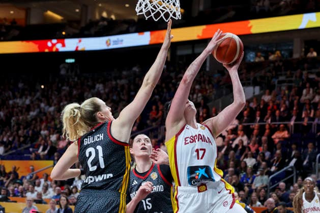 Marie Guelich (Germany) Luisa Geiselsoder (Germany) und Megan Gustafson (Spain) battle for the ball during the FIBA Women s Basketball World Cup Germany 2026 3rd-place match between Spain and Germany at Berlin Arena on September 13, 2026 in Berlin, Germany. (Photo by Marco Steinbrenner DeFodi Images) -