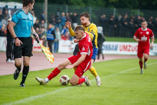 vorn Lukas Walchhütter (Greifswald) gegen Dorian Cevis (Lok) ; GER, Greifswalder FC vs. 1. FC Lok Leipzig, Fußball, Männer, Regionalliga Nordost, 8.Spieltag, Spielzeit 2026 2027, 13.09.2026 Greifswald Volksstadion Mecklenburg - Vorpommern Deutschland