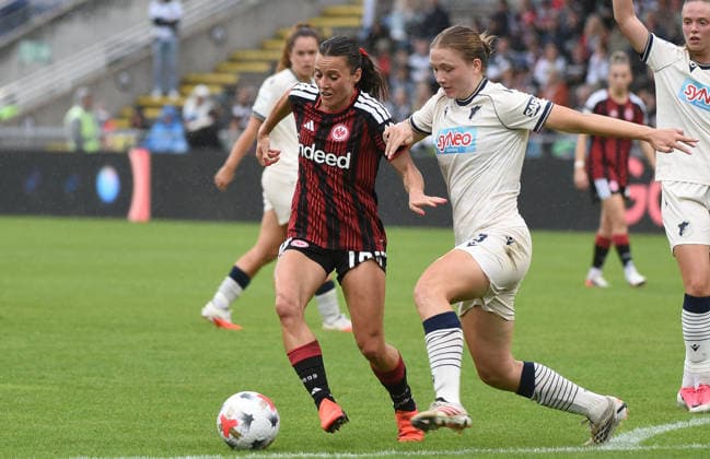 13.09.2026, xhbx, Fussball Google Pixel Frauen-Bundesliga, Eintracht Frankfurt - TSG Hoffenheim v.l. Hayley Raso (Eintracht Frankfurt Damen), Jonna van de Velde (TSG 1899 Hoffenheim) Frankfurt am Main