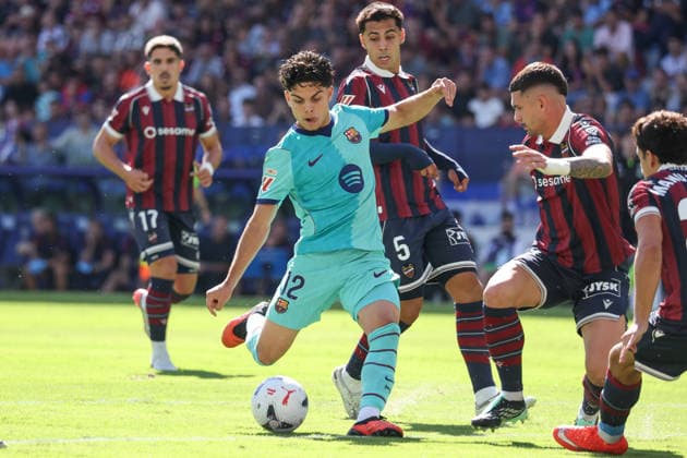 Spain - LaLiga EA Sports - Levante UD vs FC Barcelona, Barca - 13 09 2026 SPAIN, VALENCIA, SEPTEMBRE 13. Xavi Espart of FC Barcelona scores his team s opening goal under pressure from Adrian de la Fuente of Levante (R) and Hugo Sotelo of Levante (5) during the LaLiga EA Sports match between Levante UD and FC Barcelona at Estadio Ciutat de Valencia on Septembre 13, 2026 in Valencia, Spain. Photo by Manuel Blondeau AOP.Press Valencia Estadio Ciutat de Valencia Spain Copyright: x ManuelxBlondeau AOP.Pressx AOP20260913-001