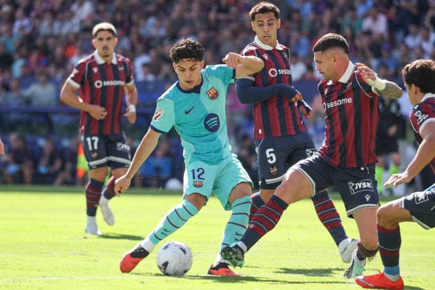 Spain - LaLiga EA Sports - Levante UD vs FC Barcelona, Barca - 13 09 2026 SPAIN, VALENCIA, SEPTEMBRE 13. Xavi Espart of FC Barcelona scores his team s opening goal under pressure from Adrian de la Fuente of Levante (R) and Hugo Sotelo of Levante (5) during the LaLiga EA Sports match between Levante UD and FC Barcelona at Estadio Ciutat de Valencia on Septembre 13, 2026 in Valencia, Spain. Photo by Manuel Blondeau AOP.Press Valencia Estadio Ciutat de Valencia Spain Copyright: x ManuelxBlondeau AOP.Pressx AOP20260913-002