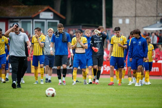 In der Mitte Tobias Dombrowa (Lok) sind ist enträuscht, wütend, frustriert, sauer ; GER, Greifswalder FC vs. 1. FC Lok Leipzig, Fußball, Männer, Regionalliga Nordost, 8.Spieltag, Spielzeit 2026 2027, 13.09.2026 Greifswald Volksstadion Mecklenburg - Vorpommern Deutschland