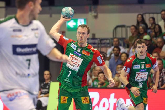 13.09.2026, xgox, Handball - Opel HBL SC Magdeburg - HSG Wetzlar emspor, v.l. Felix Claar (Magdeburg, 7) am Ball, plays the ball Magdeburg