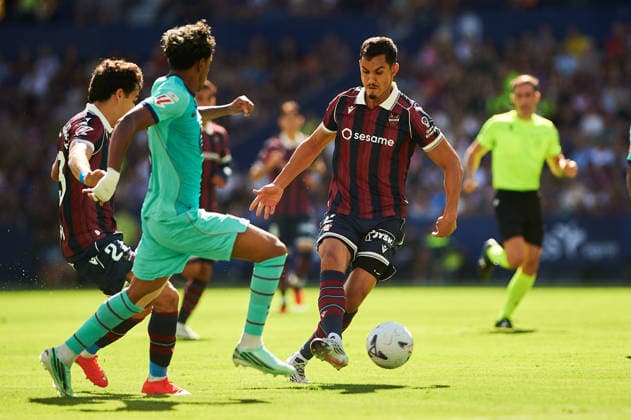 Lamine Yamal FC Barcelona, Barca and Aissa Mandi (Levante UD) during the LaLiga EA Sports match between Levante UD and FC Barcelona at Estadi Ciutat de Valencia on September 13, 2026 in Valencia, Spain. -