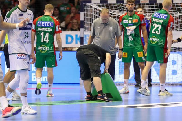 13.09.2026, xgox, Handball - Opel HBL SC Magdeburg - HSG Wetzlar emspor, v.l. Die Bodenaufkleber, Werbung muss während des Spiels abgemacht, weil es nicht mehr hält Magdeburg